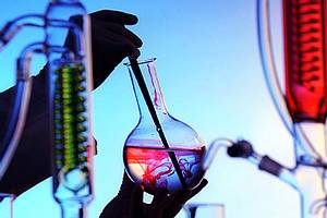 Verschiedene Glasgefässe im Chemielabor