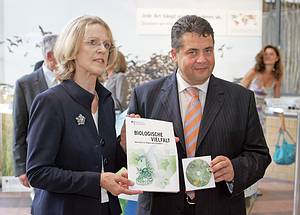 Bild zeigt Bärbel Dieckmann, Bonner Oberbürgermeisterin, und Bundesumweltminister Sigmar Gabriel