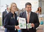 Bild zeigt Bärbel Dieckmann, Bonner Oberbürgermeisterin, und Bundesumweltminister Sigmar Gabriel (Foto: photothek.net)