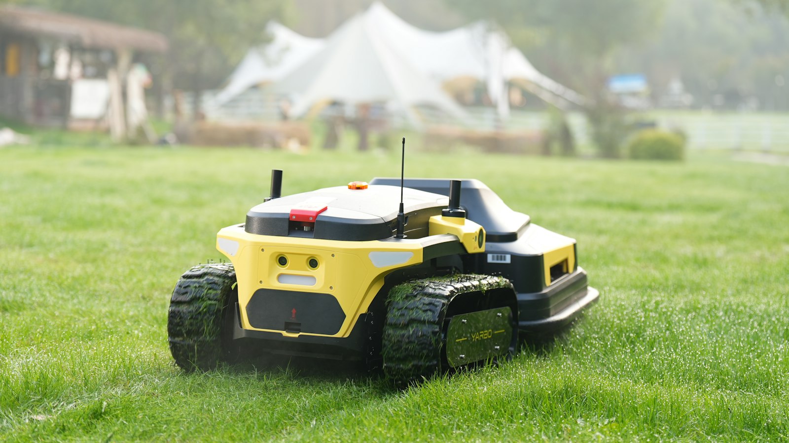 GaLaBau Nürnberg: Was die Leitmesse für den eigenen Garten bringt Natur Allianz Ein autonomer Mähroboter auf Raupenketten fährt über eine Rasenfläche